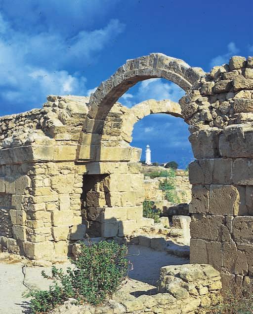 κτίστηκε από τους Λουζινιανούς στις αρχές του 13ου αιώνα, στη θέση ενός παλαιότερου βυζαντινού, και καταστράφηκε κατά το σεισμό του 1222. 4.
