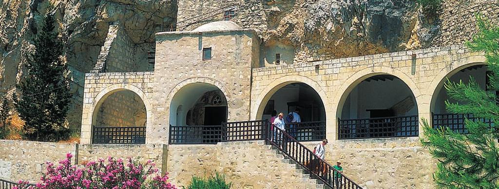 ΑΞΙΟΘΕΑΤΑ - ΠΑΦΟΣ 3 ΕΥΡΥΤΕΡΗ ΠΕΡΙΟΧΗ ΕΠΑΡΧΙΑΣ ΠΑΦΟΥ ΒΟΡΕΙΑ ΙΕΡΑ MONΗ AΓIOY NEOΦYTOY Το μοναστήρι ιδρύθηκε γύρω στο 1200 από τον Κύπριο ερημίτη και συγγραφέαάγιο Νεόφυτο.