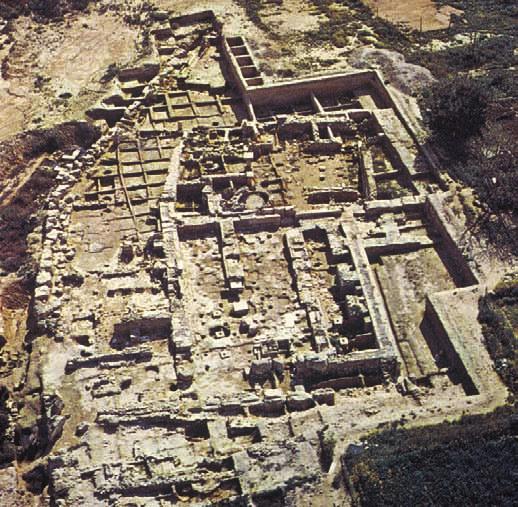 μετάβαση από την Προϊστορική περίοδο στους Ιστορικούς χρόνους. Η πρώτη αλλαγή είναι η ίδρυση καινούριων πόλεωνβασιλείων στην Κύπρο. Μέχρι τον 11ο αιώνα π.χ., όλες οι μεγάλες πόλεις της Ύστερης Εποχής του Χαλκού είχαν καταστραφεί από φυσικά αίτια, πιθανώς από σεισμό.