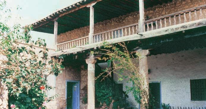 Η Γεροσκήπου συνδέεται με την πολιτιστική διαδρομή Αφροδίτη. 3 χλμ. ανατολικά της Πάφου 1. Ιερός Ναός Αγίας Παρασκευής Mια από τις πιο ενδιαφέρουσες και ωραίες βυζαντινές εκκλησίες της Kύπρου.