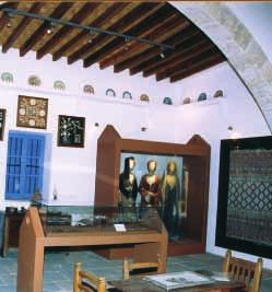 H παλιά δίκλιτη εκκλησία, αφιερωμένη στην Παναγία που βρίσκεται στο Παραλίμνι είναι διακοσμημένη με ασυνήθιστα πιάτα πορσελάνης του 18ου αιώνα.