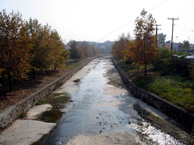 5.14.1.2 Χειμρρικό περιβάλλον λεκανών απορροής Αναλύοντας ξεχωριστά τις λεκάνες απορροής παρατηρήθηκαν τα εξής: Η λεκάνη απορροής του Τιταρήσιου (1) εμφανίζει ήπιο ανάγλυφο σε γενικές γραμμές, παρ