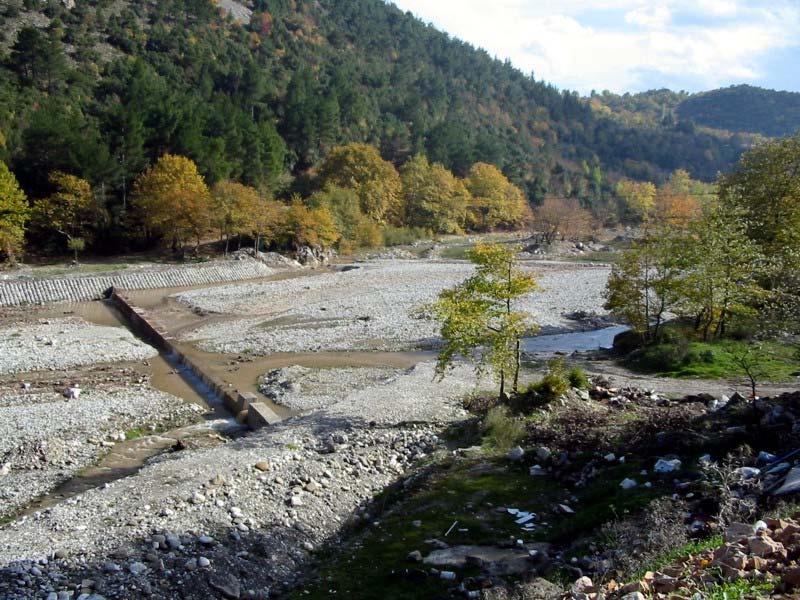 Εικόνα 23: Έργα διευθέτησης της κεντρικής κοίτης του χειμάρρου Πάμισου Ο Σοφαδίτης (11) παρουσιάζει αρκετά ευρεία λεκάνη απορροής.
