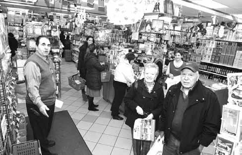 «Καθημερινά βέβαια έρχονται περισσότεροι πελάτες και στα δύο καταστήματα, αλλά προμηθεύονται κυρίως τα βασικά», τόνισε και πρόσθεσε πως «είμαστε έτοιμοι και περιμένουμε όλο τον κόσμο», ενώ