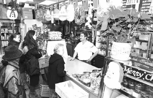 Παπαυγέρης, ο οποίος με 40 και πλέον χρόνια πείρας έχει κερδίσει την εμπιστοσύνη των πελατών του, «τα Χριστούγεννα οι καταναλωτές τα προτιμούν όλα, χωρίς διάκριση.