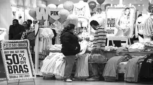 Economy 44 GreekNews Δευτέρα 17 Δεκεμβρίου 2012 Μonday, December 17, 2012 US INFLATION FALLS ON LOWER GAS PRICES A file photo dated 23 November 2012 showing customers shopping at a Pink store on