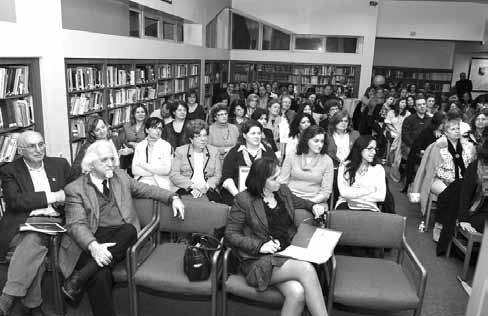 Ελληνικά μου» που εξέδωσε η Ιερά Αρχιεπισκοπή, με σκοπό να βοηθήσουν στην πρακτική διδασκαλία των ενοτήτων της σειράς στην τάξη.