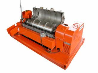 Centrifuga decantoare are in componenţă un ansamblu profilat cu rotor, ce include protecţii pe feţele zonelor de alimentare cu carburi de tungsten, şi pe faţa