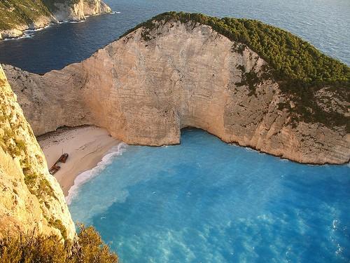 ZAKYNTHO S Tretji največji Jonski otok na zahodni obali Grčije; imenovan tudi Zante (Angleži in Italijani).