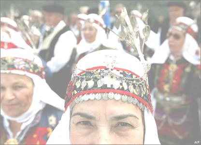 PREBIVALSTVO letna rast: 0,06% življenjska doba: 78 let Grki(98%) 2% narodne manjšine (Albanci, Makedonci, Bolgari, Turki) Množična preseljevanja: 1) v Antiki 2) med
