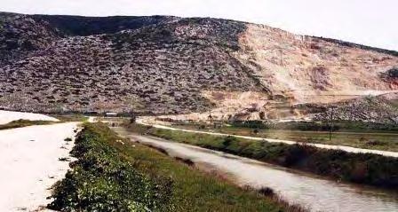 ανάγκες της ανασύστασης της λίμνης. Χρησιμοποιείται και για την τροφοδοσία των αρδευτικών ταμιευτήρων. Σχήμα 5. 14. Τελικό τμήμα της τάφρου 1Τ με τη σήραγγα να φαίνεται στο βάθος.