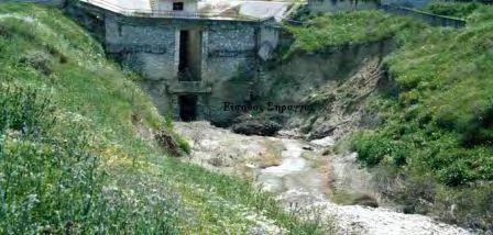 Σήραγγα Κάρλας Η σήραγγα της Κάρλας αποτελεί τη μόνη διέξοδο για τα νερά της πεδιάδας Λάρισας Κάρλας, τα οποία οδηγούνται μέσω ανοιχτής τάφρου από τη ΒΙ.ΠΕ.