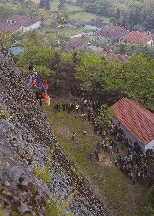 Για παράδειγµα η ανάβαση στον βράχο «Σουρλωτή» απαιτεί την αναρρίχηση κατ αρχάς τοίχου είκοσι µέτρων τετάρτου βαθµού δυσκολίας και ακολουθούν ογδόντα περίπου µέτρα αναρρίχησης σε καµινάδα.