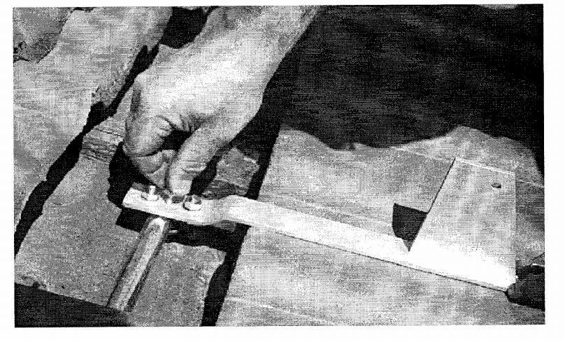 3.Pritrdite strešno nosilno kljuko na montažno cev.