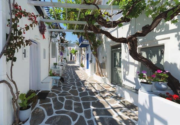 Στην Παναγία Εκατονταπυλιανή, που βρίσκεται στην πρωτεύουσα της Πάρου η ατμόσφαιρα είναι κατανυκτική.