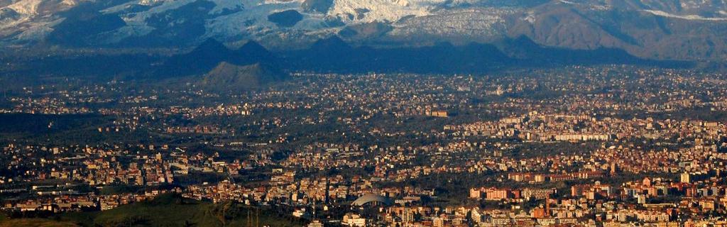 Η πόλη είναι γνωστή για τον µπαρόκ ρυθµό των κτιρίων της και για τη µαύρη πέτρα που χρησιµοποιούν για την κατασκευή τους από τα ηφαιστειογενή πετρώµατα της Αίτνας.