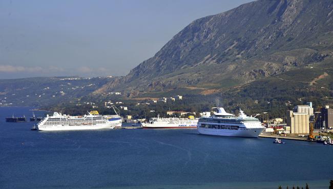 Φωτ. 3 - Κρουαζιερόπλοια πλαγιοδετημένα στα κρηπιδώματα του λιμένα Στην ευρύτερη περιοχή της Σούδας βρίσκονται οι ακόλουθοι αξιόλογοι αρχαιολογικοί χώροι: 1.