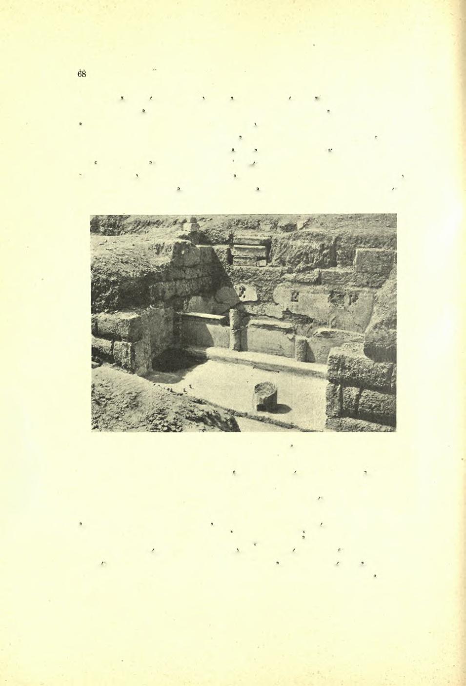 Πρακτικά τής 'Αρχαιολογικής Εταιρείας 1932 ή κρήνη είναι σύγχρονος προς τό ανάλημμα, δκπι ή εξωτερική πλευρά τών παραστάδων αυτής (είκ.