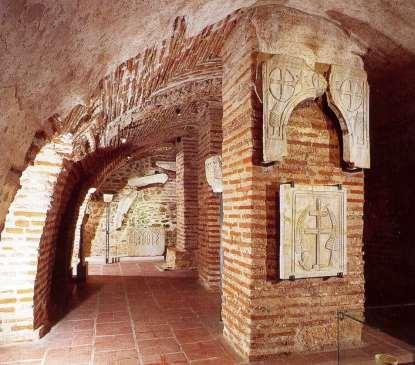 Η Κρύπτη του Ναού Η Κρύπτη θεωρείται ότι είναι ο πρώτος «οικισμός» που ίδρυσαν οι χριστιανοί στο τόπο μαρτυρίου του Αγίου.
