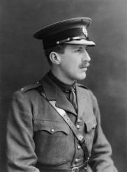 καθώς και την φωτογραφία του λοχαγού Stewart-Richardson: «Lieutenant John L