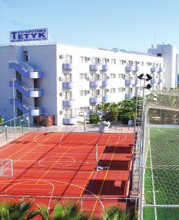 Περπατήσαµε στην όµορφη ακρογιαλιά του Περνέρα. Τα παιδιά έπαιζαν στην άµµο κάνοντας πύργους, γέφυρες και άλλα οικοδοµικά έργα(!