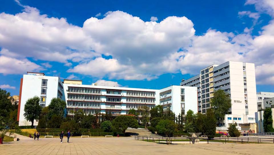 2 3 5 17 19 23 ΙΣΤΟΡΙΚΟ 90 χρόνια Σχολή Θετικών Επιστημών 01 0 51 Η γράφει η Γεωργία Γιαμλόγλου Μαθηματικός ΑΠΘ Φυσικομαθηματική Σχολή, η οποία μετέπειτα Κατά τη διάρκεια των ετών 1975-1981