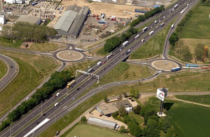 Roundabouts. Η διαμόρφωση Dumb-Bell έιναι ένα "υβρίδιο" που συνδυάζει τη διασταύρωση τύπου διαμάντι (diamond intersection) και τον κυκλικό κόμβο.