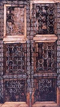 Παράλληλα χρησιμοποιείται επίσης το ξύλο σε τμήματα του ναού όπως θυρόφυλλα, τέμπλα κ.ά. Η ξύλινη θύρα της Παναγίας Ολυμπιώτισσας στην Ελασσόνα (τέλη 13ου αιώνα)