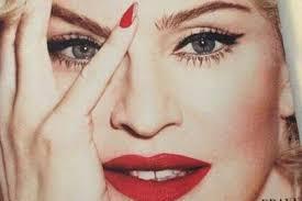 Madonna, η βασίλισσα της Ποπ Η Madonna γεννημένη το 1958 προερχόταν από μια καθολική οικογένεια και είχε ως όνειρο να γίνει χορεύτρια.