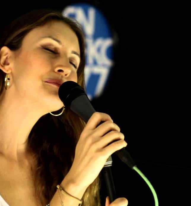 MÜZİK Atina yı Büyüleyen Sanatçı Fide Köksal Η γυναίκα που