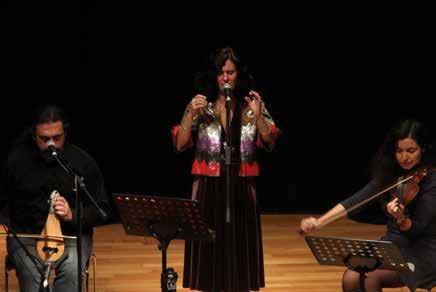 MUSIC neksel Rum ezgilerini söylüyorlar.