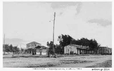 Εικόνα 1.2. Σιδηροδρομικός Σταθμός Αμαλιάδας 1930. (http://androni.blogspot.gr/2014/03/blog-post.html) Η ίδρυση των φυλακών ήταν προαπαιτούμενο για να ξεκινήσει τη λειτουργία του το Πρωτοδικείο.