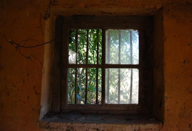 1 Παράθυρα Στα εξωτερικά παράθυρα του κτιρίου παρατηρούμε ότι στη βόρεια όψη τα παραθυρόφυλλα είναι σπασμένα (εικ. 3.14).