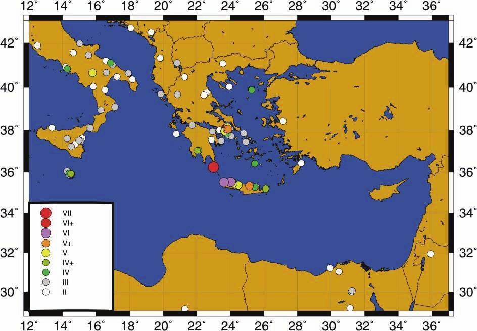 ΚΕΦΑΛΑΙΟ 4 Σύμφωνα με την έκθεση του Ι.Τ.Σ.Α.Κ (2006) η πλειοψηφία των ζημιών εντοπίζεται στα Κύθηρα και στο νομό Χανίων. Από τον προκαταρκτικό χάρτη μακροσεισμικών εντάσεων (Σχ. 4.61; Έκθεση Ι.Τ.Σ.Α.Κ., 2006) φαίνεται ότι οι εντάσεις στη νότια Ιταλία, Σικελία και Μάλτα έχουν τις ίδιες τιμές με εντάσεις στο Αιγαίο σε σημαντικά μικρότερες επικεντρικές αποστάσεις.