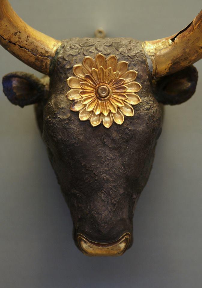 55 ''Ρυτό * σε σχήμα κεφαλής ταύρου με χρυσά κέρατα και ρόδακα στο μέτωπο'' Αίθουσα