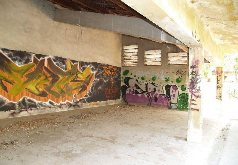 έχει φέρουσα τοιχοποιία από οπτοπλινθοδομή και το δάπεδο καλύπτεται από τσιμεντοκονία.