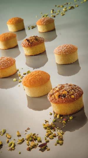 Financier & Financier Φιστίκι Financier PatisFrance Frianvit 500 g 500 g 1. Σε ένα μίξερ βάζουμε το Frianvit, το νερό και το λιωμένο βούτυρο και χτυπάμε περίπου για 3 με το φτερό στην 2η
