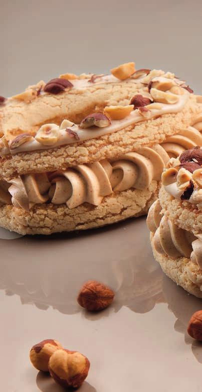 Éclair Paris Brest Ζύμη Craquelin Αλεύρι ζαχαροπλαστικής Ζαχαρη 260 g 220 g 1. Ανακατεύουμε όλα τα υλικά μαζί μέχρι να έχουμε μια oμοιογενή ζύμη. 2. Τοποθετούμε την ζύμη στο ψυγείο για 4 ώρες τουλάχιστον.