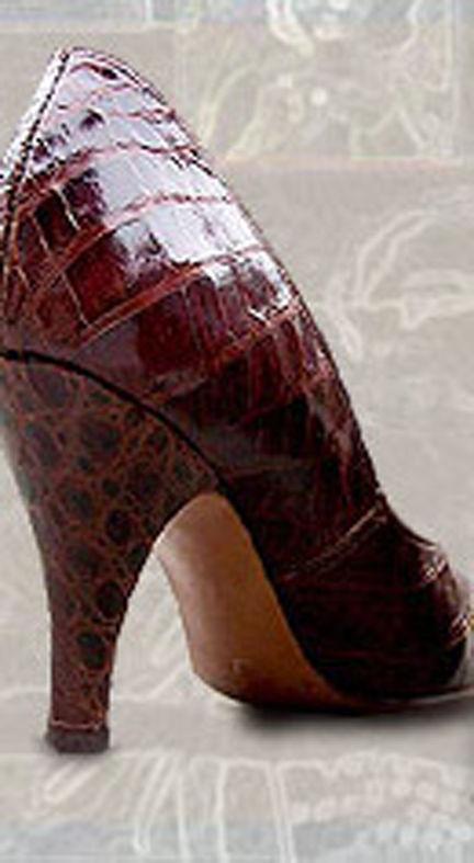 Γυναικεία παπούτσια από δέρμα κροκόδειλου πολύ δημοφιλή και υπάρχουν πολλά παραδείγματα ήδη από τη δεκαετία του
