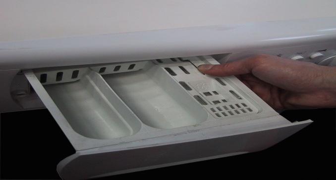 Συντήρηση 1. Περίβληµα Για να διατηρήσετε την αρχική λάµψη της συσκευής στον χρόνο, οι επιφάνειες του πλυντηρίου πρέπει να καθαρίζονται συχνά µε χλιαρό νερό, απαλό απορρυπαντικό και µαλακό πανί. 2.