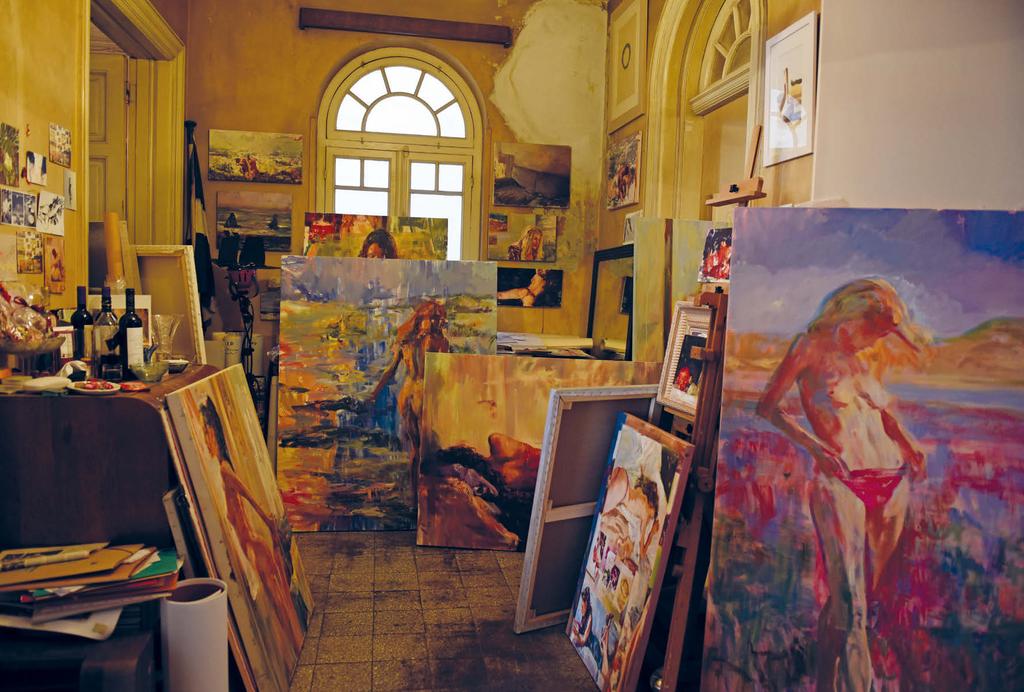 Studied painting at the Athens School of Fine Arts