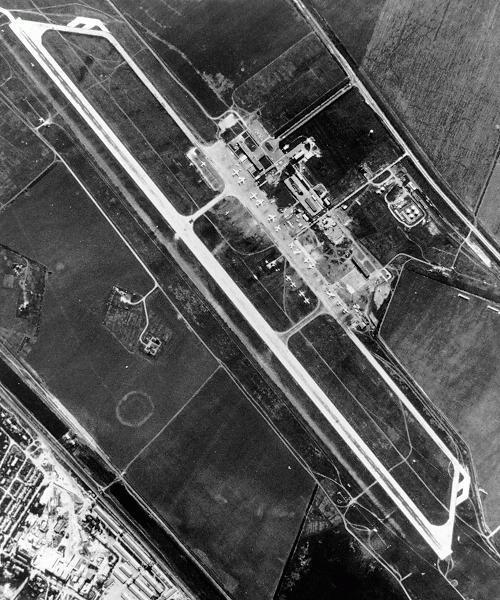 Εικόνα 1.7 Φωτογραφία CORONA 4 ενός αεροδρομίου (http://www.oneonta.edu) Οι εικόνες χρησιμοποιήθηκαν αρχικά για την αναγνώριση και την εκπόνηση χαρτών για τις αμερικανικές υπηρεσίες πληροφοριών.
