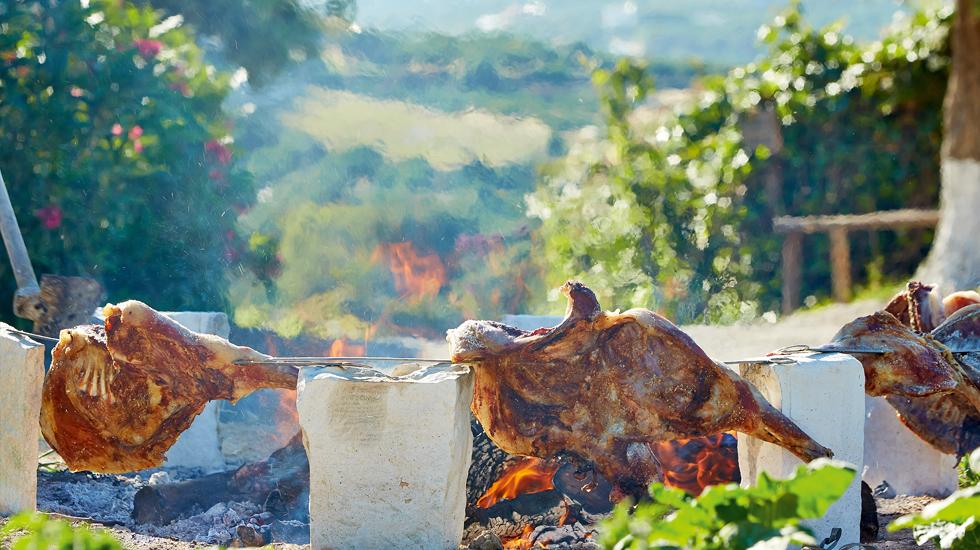 Μια ατέλειωτη ποικιλία πιάτων εποχής από ολόφρεσκα βιολογικά προϊόντα παραγωγής AgrecoFarms και παραδοσιακές συνταγές από