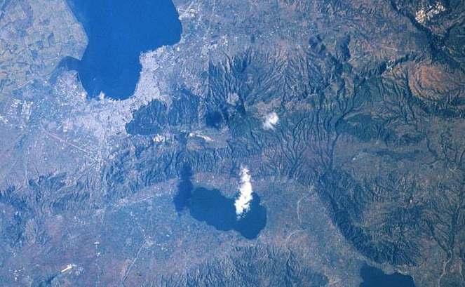 Δορυφορική φωτογραφία από Landsat-5 image dashed red line=the