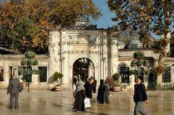 00-16:30 Eίσοδος: - Παµακκάριστος Η Εκκλησία της Θεοτόκου Παµµακάριστος (Χαρούµενα Μητέρα του Θεού Εκκλησίας) χτίστηκε το 1292 από τον Ιωάννη Κοµνηνό, πιθανώς σχετίζονται µε τη βασιλική οικογένεια,