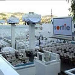 Anjelique - Ortaköy Muallim Naci Caddesi No:10 İstanbul / Ortaköy 0216 327 35 77 Ονοµαστός πολυχώρος στο Μεσοχώρι (Ortaköy) που µαζεύει αρκετά νεανικό κόσµο.