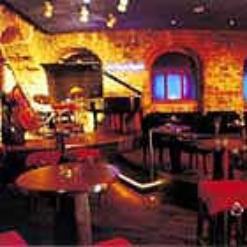 Q Jazz - Ortaköy Çırağan Palace Hotel Kempinski Beşiktaş İstanbul 0212 236 21 21 Ένα απο τα καλύτερα µέρη για να ακούσετε τζαζ µουσική στην Κων/πολη στο ιστορικό ξενοδοχείο Τσιραγάν, στο δρόµο προς