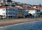 εξωτερικό, δεν διαθέτει αξιοπρόσεκτη νυχτερινή ζωή. Εν τούτοις υπάρχουν κάποιες καφετέρις στη πόλη του νησιού που απλά µαζεύουν τον τοπικό κόσµο.