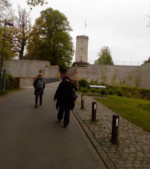 Στις 12:30 περίπου αναχωρήσαμε για το κάστρο του Bielefeld όπου ενημερωθήκαμε για τη χρησιμότητα του κάστρου το οποίο χτίστηκε στις αρχές