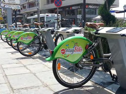 υπάρχει στην πόλη, αλλά και σε δημόσιους χώρους που έλκουν σημαντικό αριθμό ποδηλατών.